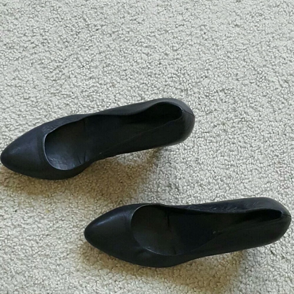 Black leather shoes with heels 8
